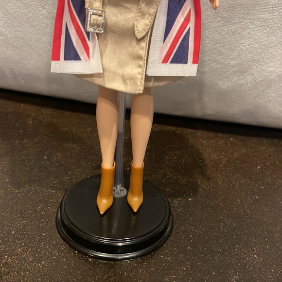 Barbie Collector Dolls Of The World: United Kingdom Barbie - Picture 3 of 5